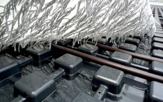 The wicks in Wicking Mat DV 40 draw the water from the Aquatec®AT 45 elements upwards to the substrate layer. © GRÜN+DACH / ZinCo Aquatec®AT 45